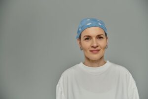 Mujer con pañuelo quimioterapia