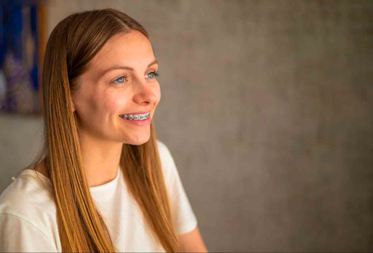 Una joven con brackets muestra su sonrisa