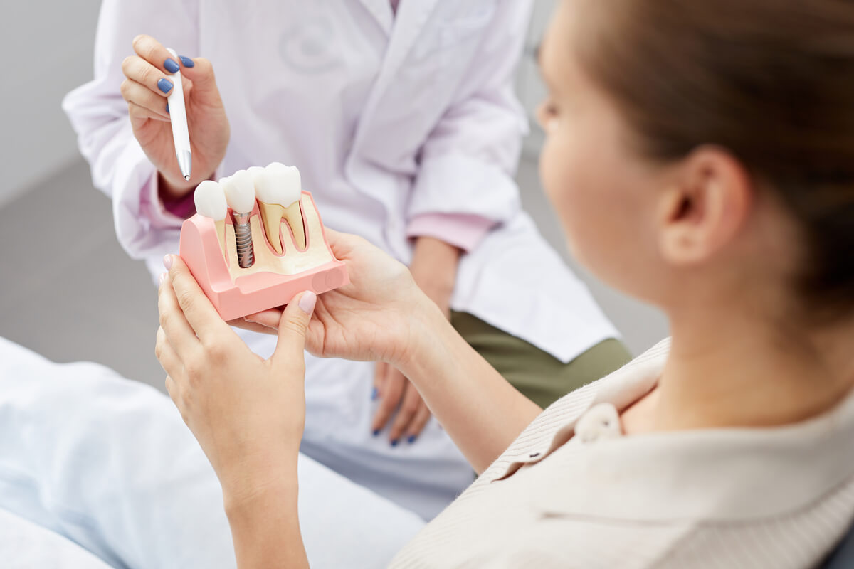 8 cosas que debo saber sobre los implantes dentales