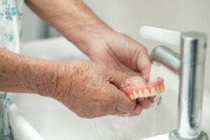 Cuidado de la dentadura postiza Todo lo que debes saber